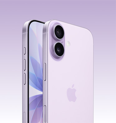 Levandulový iPhone 17 v pohledu pod úhlem na část obrazovky a boční strany – akční tlačítko, tlačítka hlasitosti a boční tlačítko. Na zadní straně je vidět vyspělá dvojitá fotosoustava v levém horním rohu.