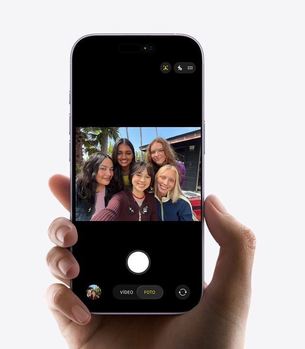 iPhone 17, parte delantera exterior, se está usando la prestación Encuadre Centrado para fotos, un grupo de personas se hace un selfie