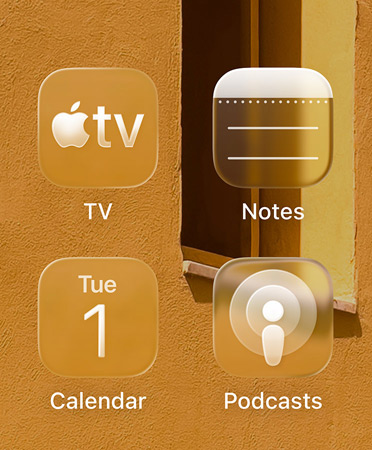 Bakgrunnen skimtes gjennom fire gjennomskinnelige appsymboler for Apple TV-appen, Notater, Kalender og Podkaster spredt ut i et rutenett.