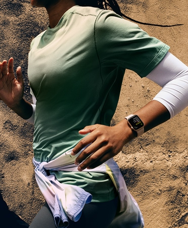 Egy személy Apple Watch SE 3-mal méri a futását
