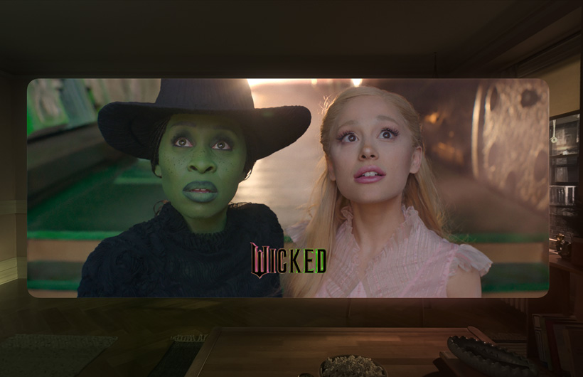 Les deux héroïnes du film Wicked dans l’app Apple TV sur Apple Vision Pro.