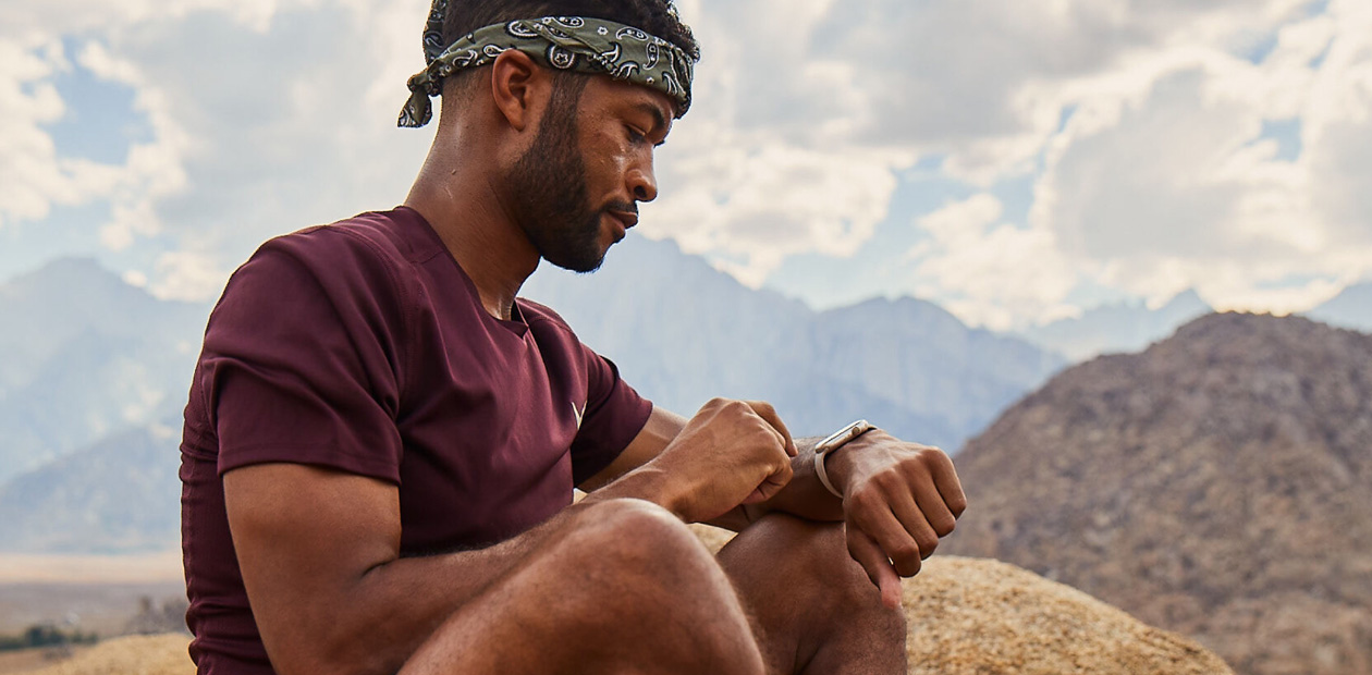 一位男士檢視他的 Apple Watch。