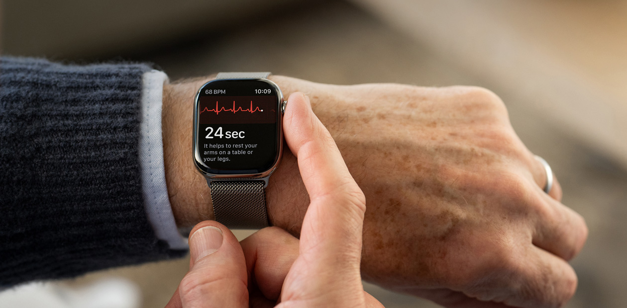 一個人在 Apple Watch 上用心電圖 app 讀取心電圖。