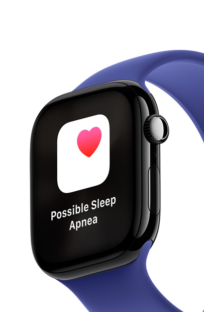一位男士坐在床邊查看他的 Apple Watch。