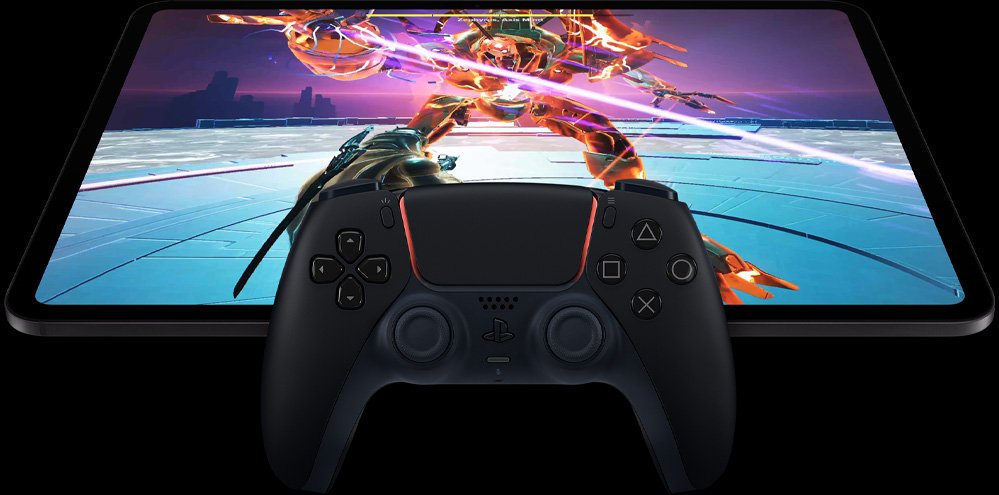 وحدة تحكم PlayStation لاسلكية أعلى جهاز iPad Pro، الجزء الأمامي الخارجي، الوضع الأفقي، لون أسود فلكي، واجهة تعرض شاشة لعبة فيديو لروبوت آلي مستقبلي مع سيف ليزري وردي متوهج