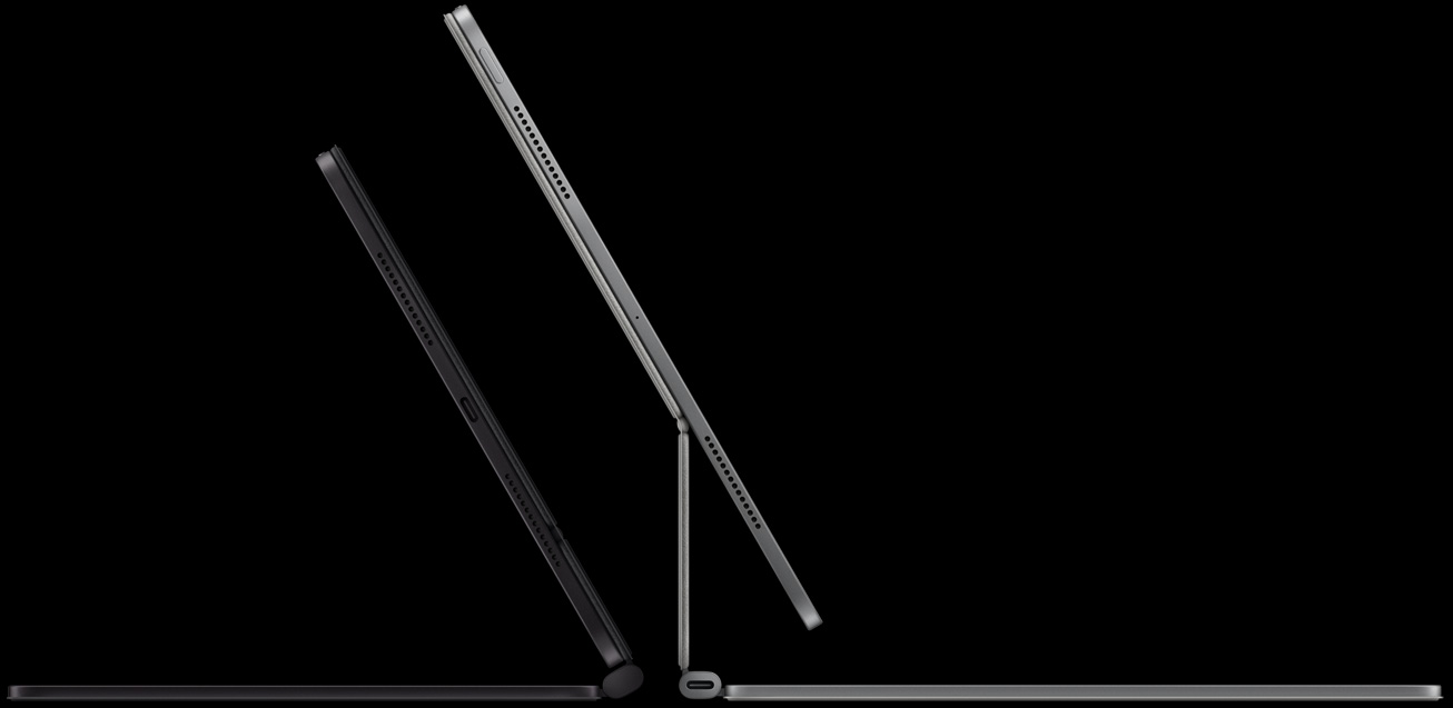 جهازا iPad Pro مثبتان على لوحة مفاتيح ماجيك، على اليسار: iPad Pro، الجزء الجانبي الخارجي، لون أسود فلكي، ميكروفونات، مثبت على لوحة مفاتيح ماجيك، الجزء الجانبي الخارجي، لون أسود فلكي، تصميم نحيف، iPad Pro مائل بزاوية 45 درجة، على اليمين: iPad Pro، الجزء الجانبي الخارجي، لون فضي، ميكروفونات، مثبت على لوحة مفاتيح ماجيك، الجزء الجانبي الخارجي، لون فضي، iPad Pro مائل بزاوية 45 درجة يعرض تصميم الكابولي العائم للوحة المفاتيح وموصل USB-C‏