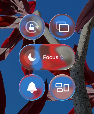 Kleurrijk iPhone-beginscherm met transparante apps en widgets van Liquid Glass
