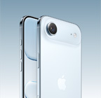 iPhone Air celeste mostrato in prospettiva posteriore, sistema con fotocamera Fusion sul pannello in rilievo nella parte superiore, tasto del Controllo fotocamera; e mostrato in prospettiva anteriore, design all-screen, tasto Azione, tasti del volume