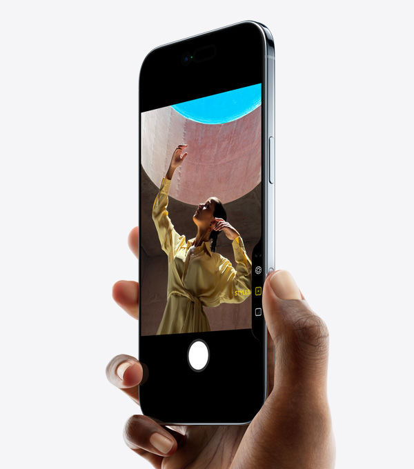 Een hand houdt iPhone Air vast met de duim op de knop voor de Cameraregelaar, voorkant, zijkant, dun profiel, Dynamic Island, zijknop