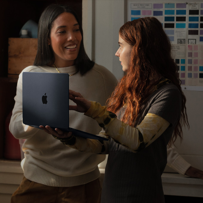 Personnes utilisant le Mac dans un contexte scolaire