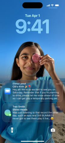 Vijf iPhone-modellen waarvan elk model het model ernaast wat overlapt, het scherm helemaal aan de linkerkant toont een gesprek met een achtergrond in Berichten, het scherm rechts daarnaast toont het Beginscherm met kleurrijke appsymbolen, het model in het midden toont het Toegangsscherm met foto, cijfers die de tijd aangeven in Liquid Glass, twee meldingen verschijnen aan de onderkant van het scherm, het model aan de rechterkant van die in het midden toont glasheldere Liquid Glass-appsymbolen, het model helemaal aan de rechterkant toont de muziekspeler in Liquid Glass