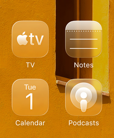 Appsymbolen van Liquid Glass, waaronder Apple TV, Notities, Agenda en Podcasts, in een kleur die past bij de achtergrondafbeelding