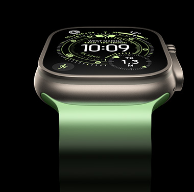 Cận cảnh Apple Watch Ultra 3 màu Titan Tự Nhiên trên nền đen. Màn hình hiển thị thời gian và các thông tin động khác.